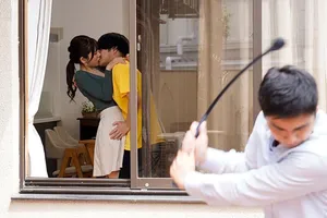 Trước nguy cơ bị quản lý sa thải, gã chồng đành nhìn người vợ bị quản lý nắc để cứu vãn