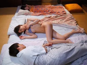 Con gái phát hiện bố dượng biến thái ngửi đồ lót của mình