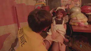Bạn tình của chị gái đến thăm em vợ yêu bướm hồng dễ thương ở nhà một mình