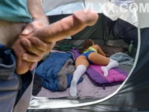 Bị bong gân thuê anh thợ về nhà mát-xa nhưng kiểu gì nó lạ lắm