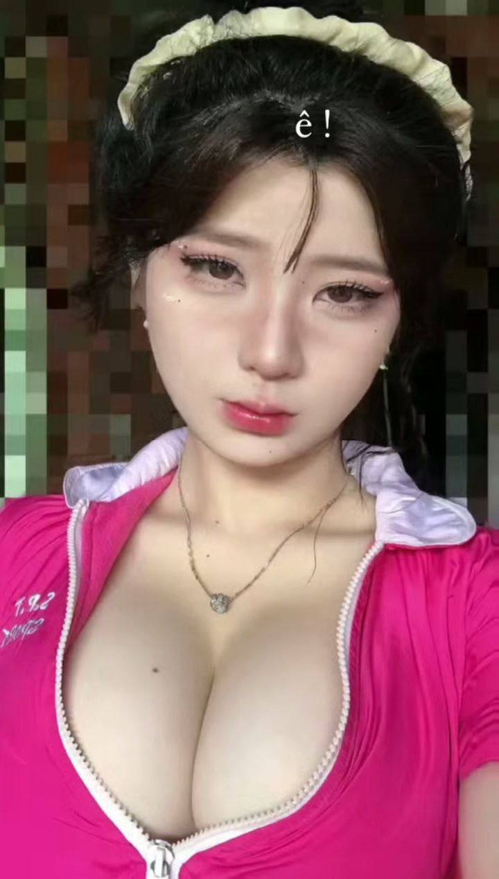 Một cô gái với dải băng bụng gợi cảm và tất lưới đen đang muốn sử dụng một dụng cụ rung JJ để mút vào tủ rồi đâm vào cái mông to gợi cảm. Thật là hấp dẫn. Đừng bỏ lỡ nhé.
