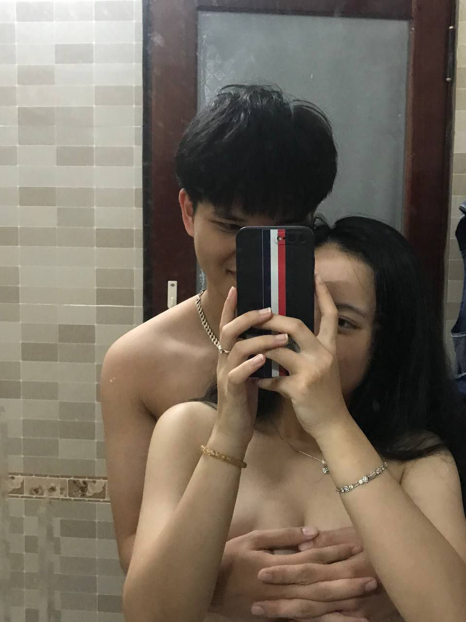Anh rể bắn tinh tràn mép lồn em gái vợ