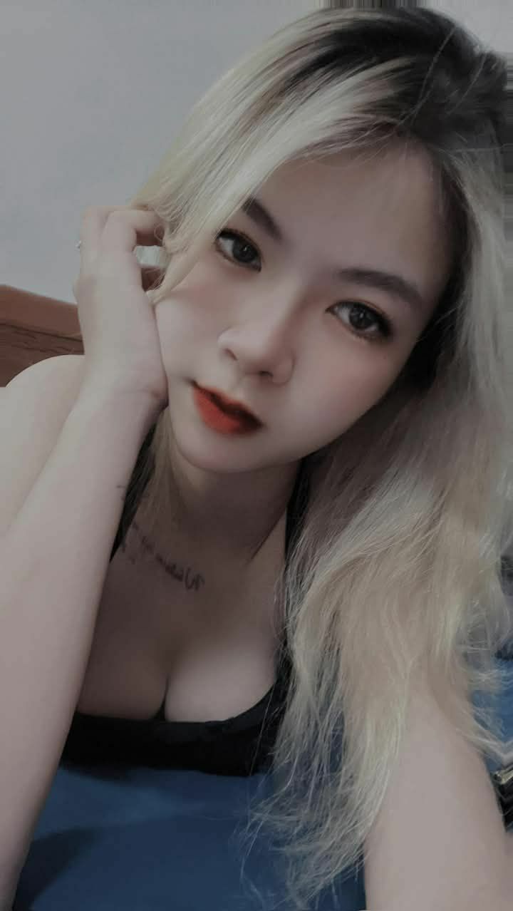 Nữ sinh xấu hổ khi chụp ảnh tự sướng trước gương